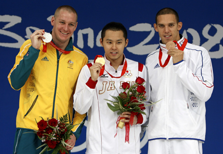 競泳男子200m平泳ぎ　メダルを手に笑顔の北島ら